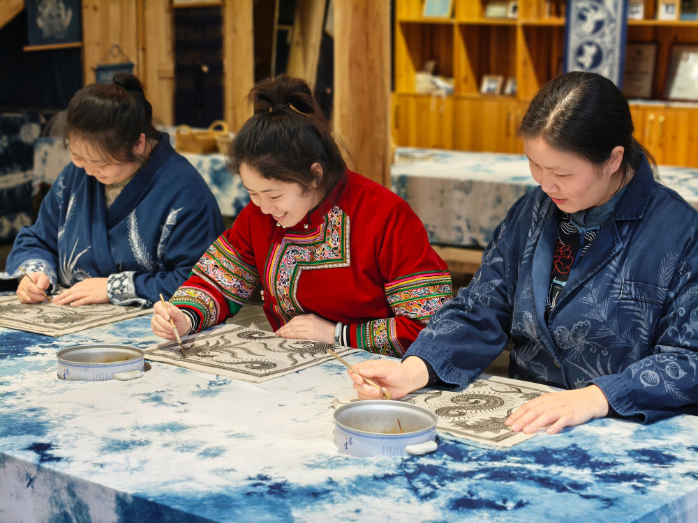 2025年3月14日，村民在肇興侗寨內(nèi)制作蠟染。圖片來源：新華社