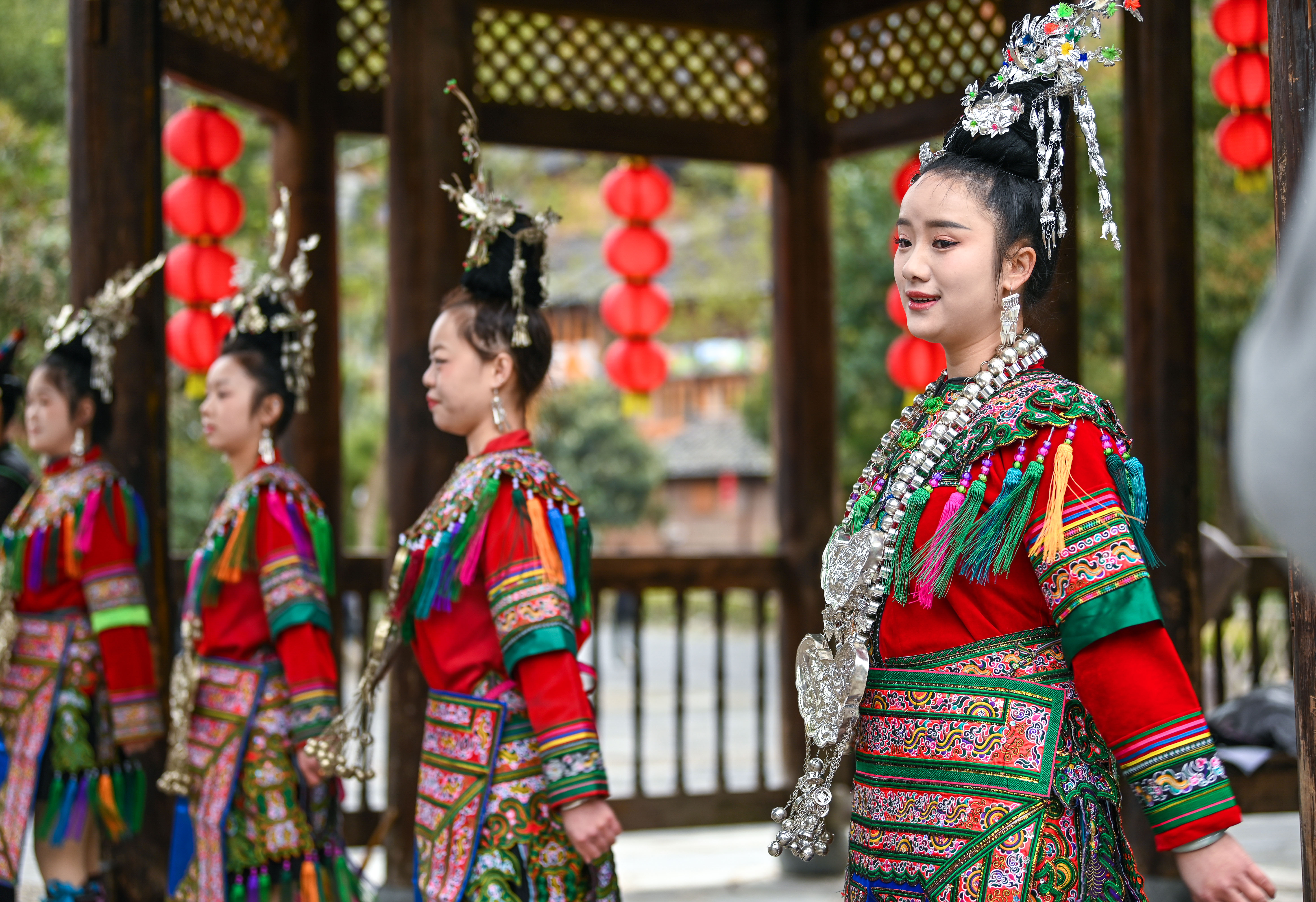 2025年3月18日，侗族群眾在貴州省黎平縣肇興侗寨給游客演唱侗族大歌。