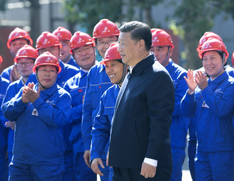 2018年9月26日，在中國(guó)一重集團(tuán)，習(xí)近平總書記走到工人中間，同大家親切交流。