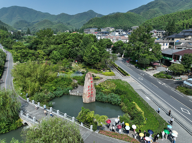 2023年8月11日，游客在浙江安吉余村參觀。