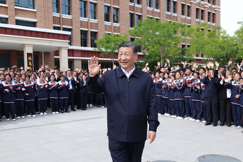 2024年6月18日，習(xí)近平總書記在青海果洛西寧民族中學(xué)考察時，向師生們揮手致意。