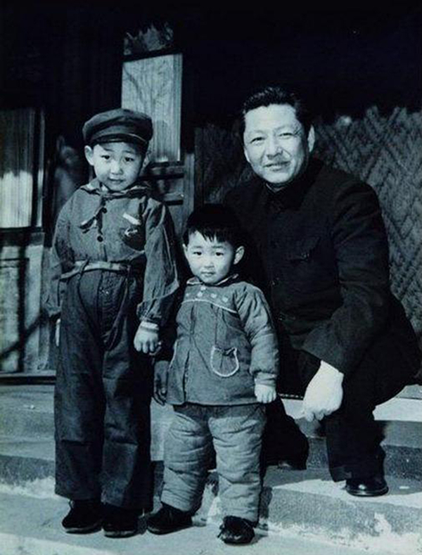1958年，習(xí)仲勛與兒子習(xí)近平、習(xí)遠(yuǎn)平在一起。