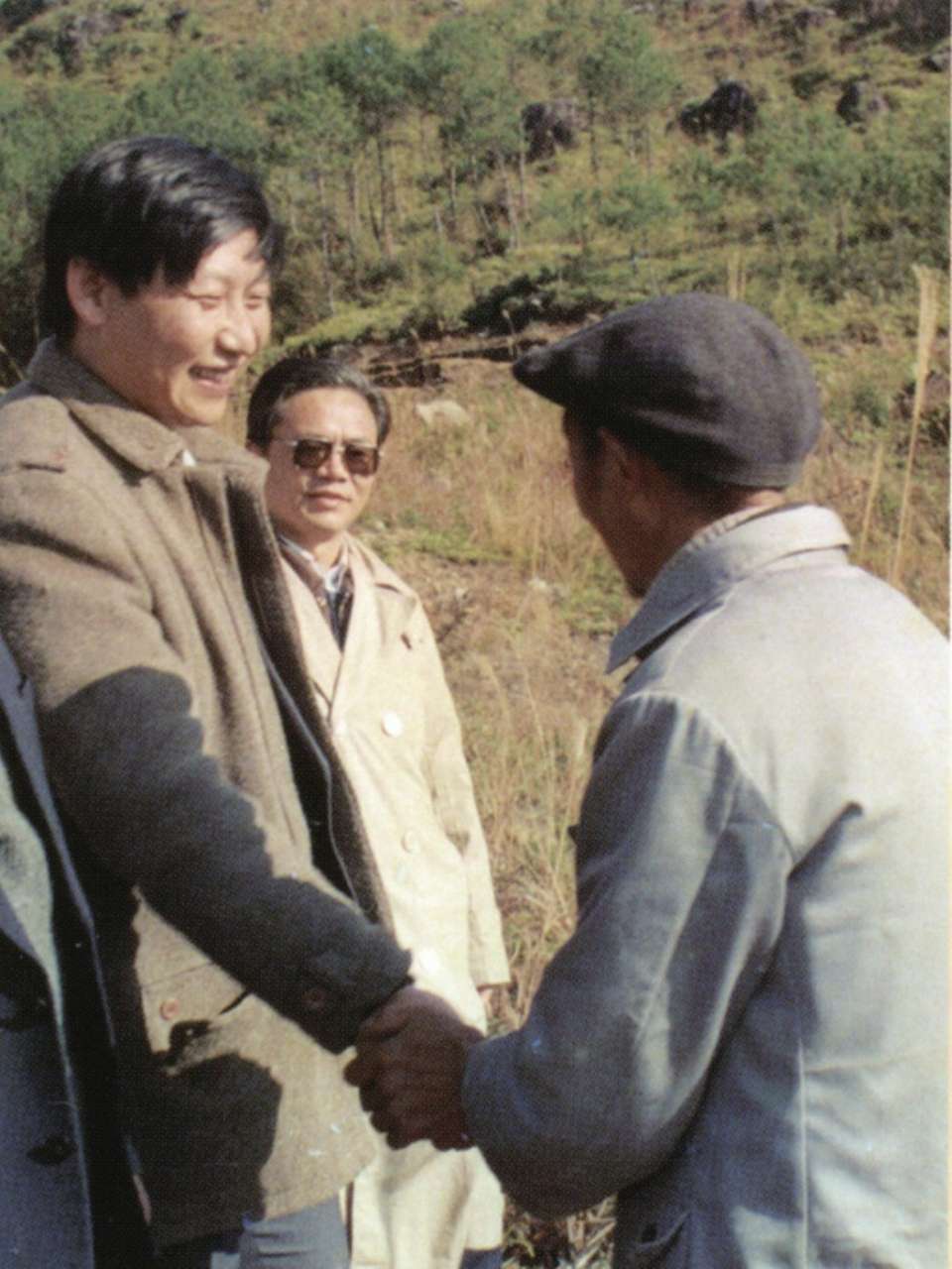 1989年1月，習(xí)近平到周寧縣走訪種林專業(yè)戶。（圖源：《習(xí)近平在寧德》）