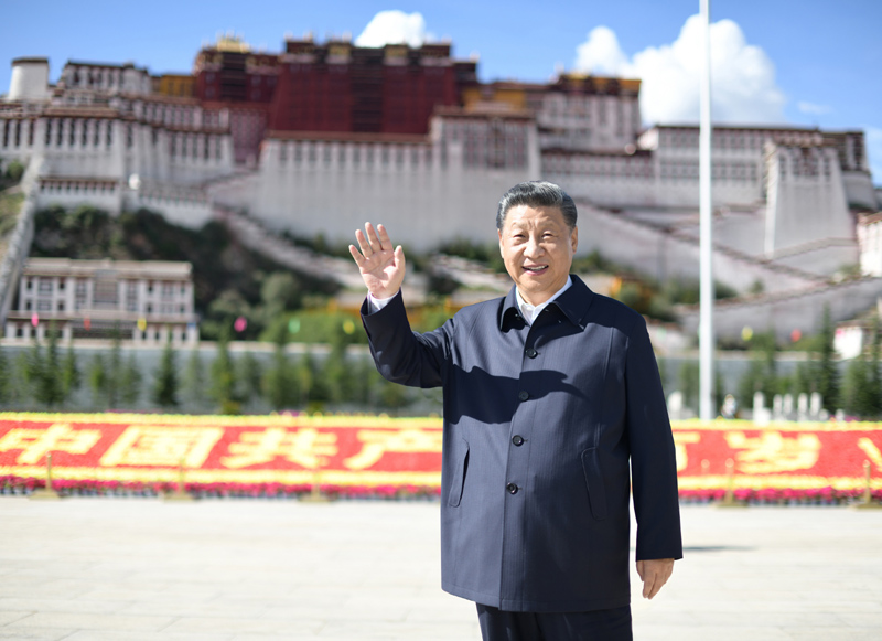 2021年7月22日，習近平在布達拉宮廣場考察時，向游客和當?shù)厝罕姄]手致意。