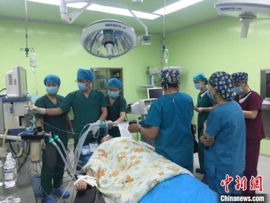 圖為馬少元(左二)為患者做手術。青海省第四人民醫(yī)院供圖