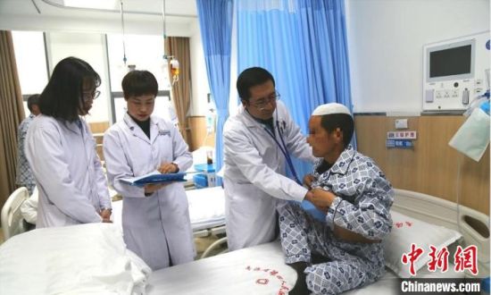 圖為馬少元(右二)為患者做檢查。青海省第四人民醫(yī)院供圖