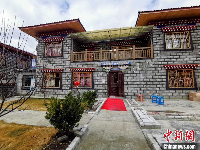 圖為林芝米林縣羌納鄉(xiāng)西嘎村村民家家戶戶發(fā)展庭院經(jīng)濟，院內(nèi)種滿了各種果樹?！≮w延 攝