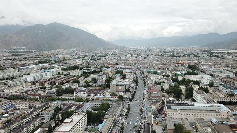 8月10日無人機(jī)拍攝的拉薩城市一景。新華社記者 王益亮 攝.jpg