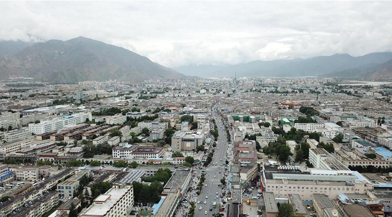 8月10日無人機(jī)拍攝的拉薩城市一景。新華社記者 王益亮 攝.jpg