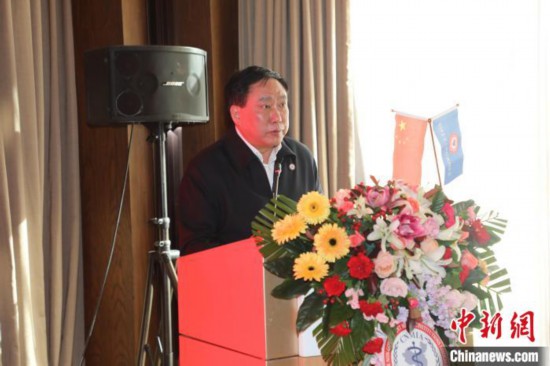 圖為中國非公立醫(yī)療機(jī)構(gòu)協(xié)會(huì)常務(wù)副會(huì)長(zhǎng)兼秘書長(zhǎng)郝德明致辭?！№n相澤 攝