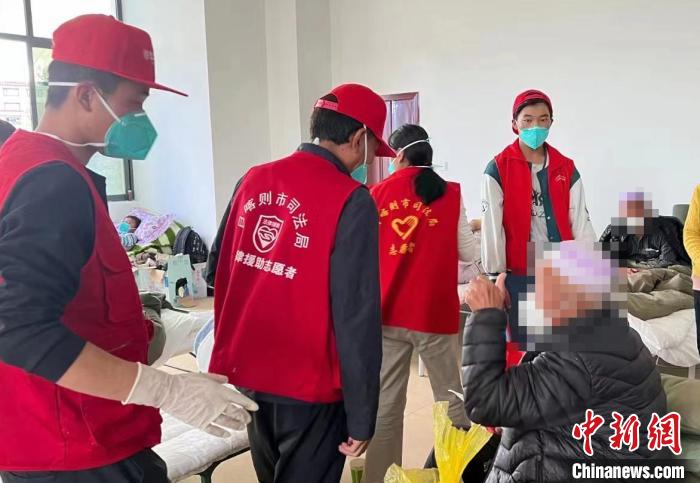 圖為得到妥善安置周到的服務，患者向志愿者豎起大拇指?！∪湛t市委宣傳部供圖