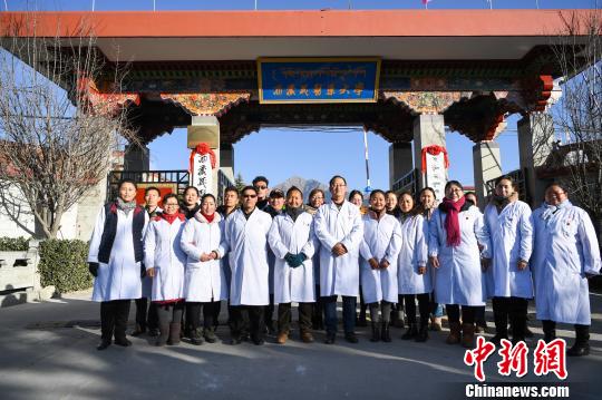 圖為該校師生在更名后的西藏藏醫(yī)藥大學(xué)校門前合影留念。　何蓬磊 攝