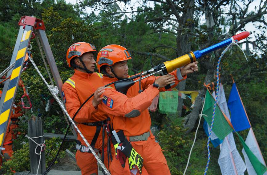 發(fā)射拋投器 。西繞拉翁攝