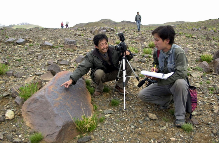 這是科考人員在考察加林山巖畫(huà)。（唐召明2001年攝）.jpg