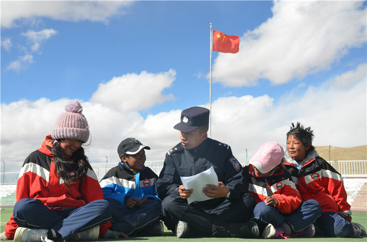 圖為帕羊邊境派出所民警在轄區(qū)學(xué)校宣講全會精神。李忠勤 攝_副本.jpg