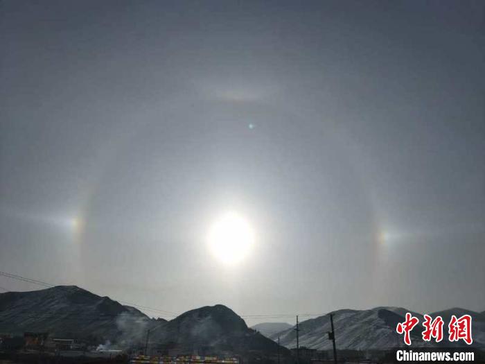 青海上空出現(xiàn)三個太陽奇觀氣象專家稱為為幻日