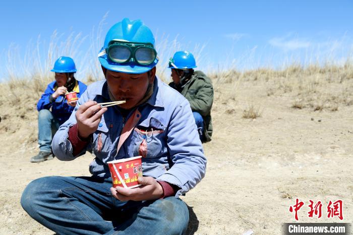 青海藏鄉(xiāng)脫貧致富見聞：“電通了，日子也富裕了”