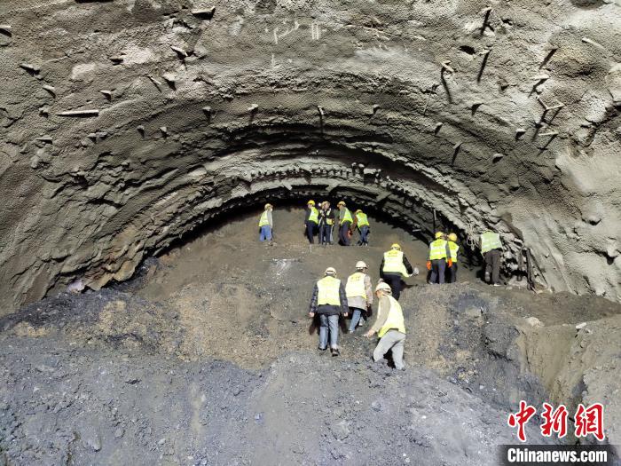 圖為久馬高速查針梁子隧道施工現(xiàn)場(chǎng)?！⊥貔i 攝