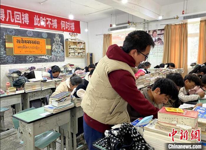 學(xué)生在免費(fèi)輔導(dǎo)班上課?！∧岈敵?攝