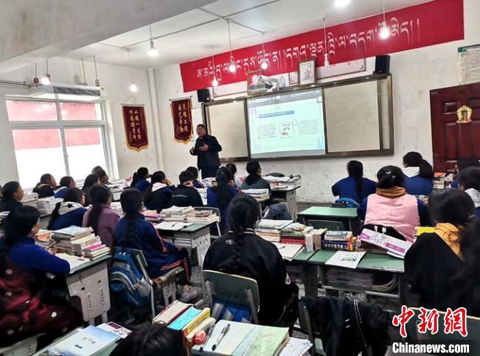學(xué)生在免費輔導(dǎo)班上課?！∧岈敵?攝
