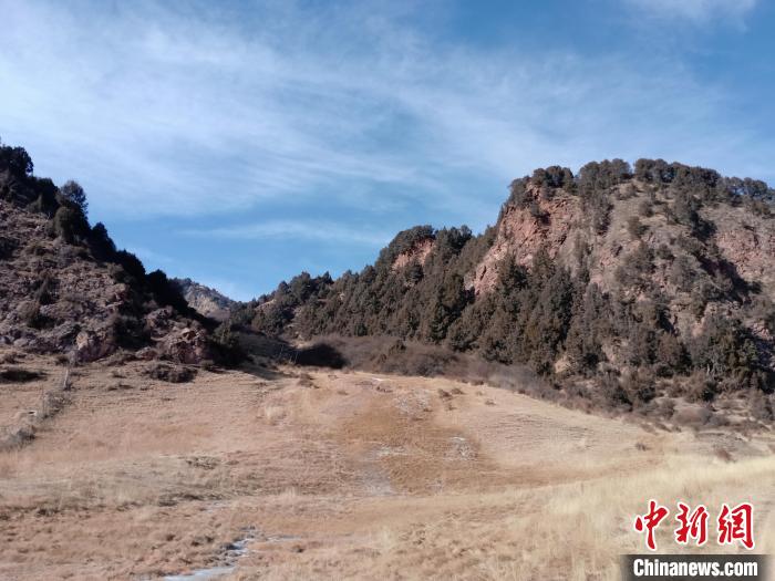 圖為坎布拉外圍地區(qū)的古火山口。孫揚(yáng)益 供圖 孫揚(yáng)益 供圖 攝