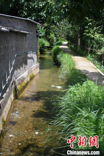 圖為至今仍在流淌的楚援溝?！⑷疥?yáng) 攝