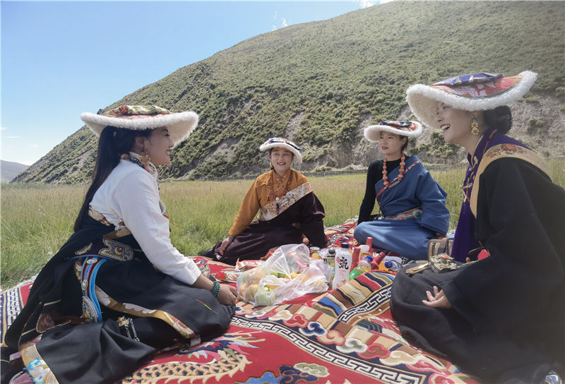 拉姆和她的朋友們在砂場修復點耍壩子。甘孜州石渠生態(tài)環(huán)境局供圖