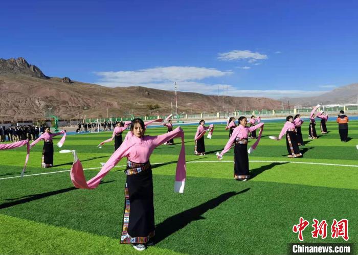 圖為青海師范大學(xué)附屬玉樹實驗學(xué)校學(xué)生在綠茵場跳起囊謙古舞—卓根瑪?！“讋?攝