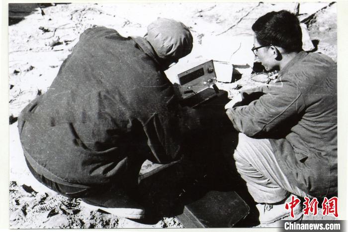 中鐵西北院科技工作者在風(fēng)火山觀(guān)測(cè)站收集儀表數(shù)據(jù)。(資料圖) 中鐵西北科學(xué)研究院供圖