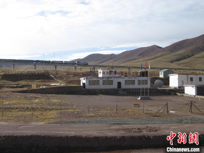 圖為青藏鐵路通車(chē)后列車(chē)經(jīng)過(guò)中鐵西北院風(fēng)火山觀(guān)測(cè)站。(資料圖) 中鐵西北科學(xué)研究院供圖
