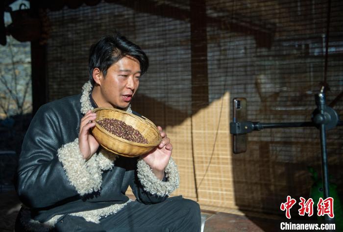 洛桑在鏡頭前介紹家鄉(xiāng)特產(chǎn)?！⒅铱?攝