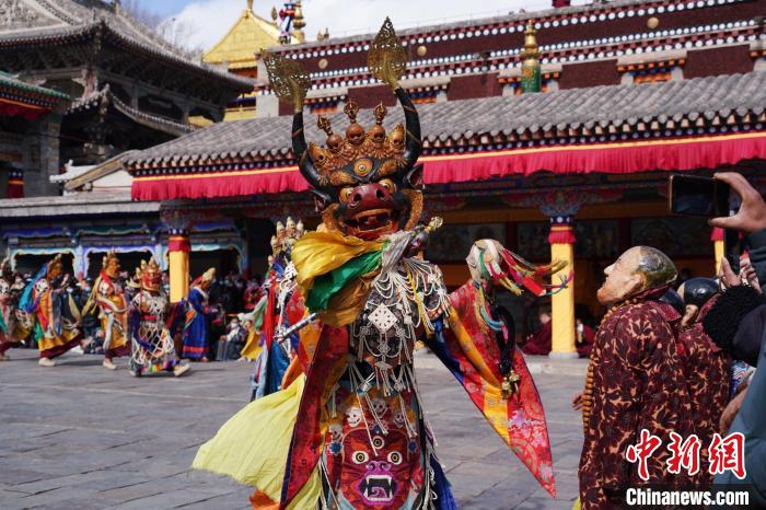 圖為塔爾寺僧侶進(jìn)行“跳欠”儀式。　馬銘言 攝