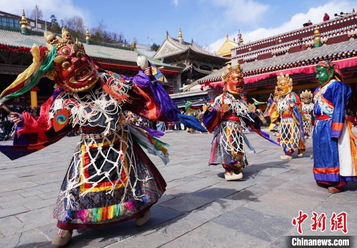 圖為塔爾寺僧侶進行“跳欠”儀式?！●R銘言 攝