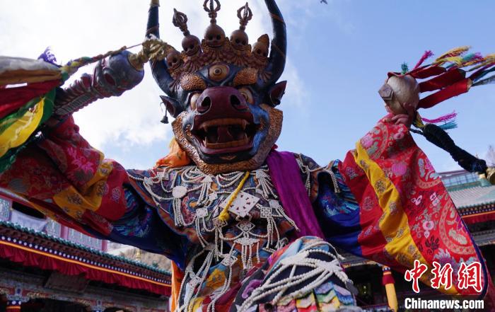 圖為塔爾寺僧侶進行“跳欠”儀式?！●R銘言 攝