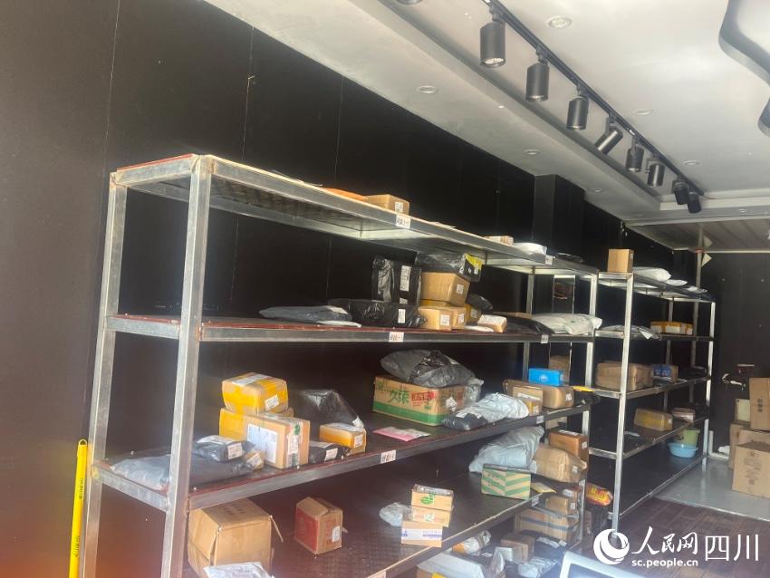 縣城自提點包裹。諸葛輝攝