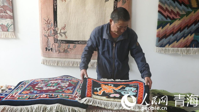 楊永良和他的作品。人民網(wǎng) 張皓芃攝