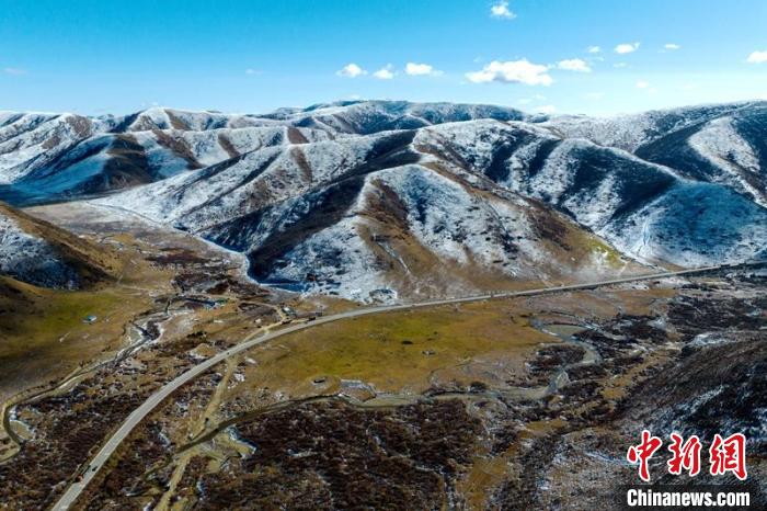 西成高鐵紅原2號隧道出口附近山頭已被雪覆蓋?！⒅铱?攝