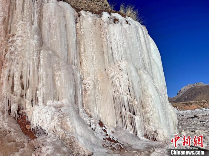 高海拔低氣溫青海雜多瀾滄江邊現(xiàn)“原生態(tài)”冰瀑景觀