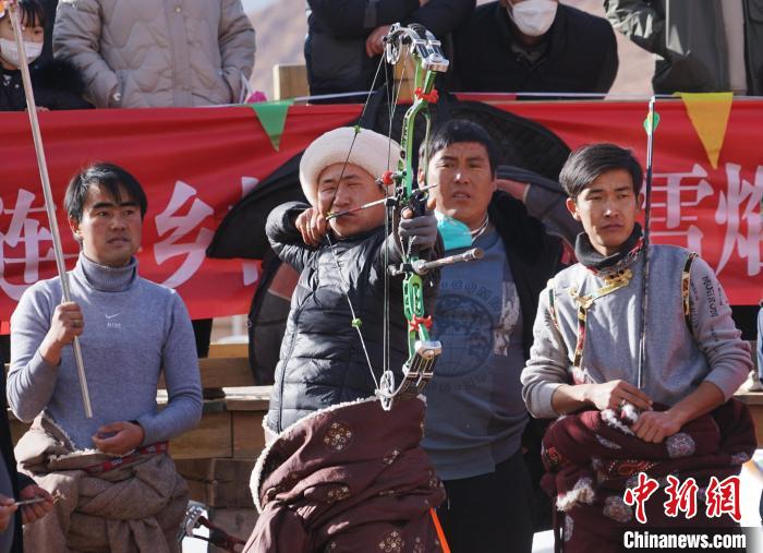 圖為藏族民眾比拼射箭技藝?！●R銘言 攝