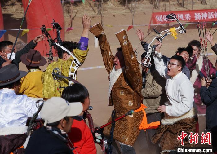 圖為藏族民眾跺腳歡呼慶祝弓箭手射中靶心?！●R銘言 攝