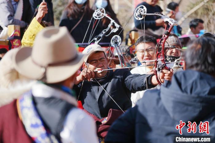 圖為藏族民眾比拼射箭技藝?！●R銘言 攝