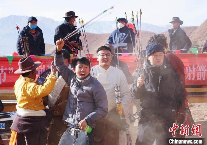 圖為藏族民眾跺腳歡呼慶祝弓箭手射中靶心?！●R銘言 攝
