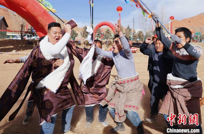 圖為藏族民眾跺腳歡呼慶祝弓箭手射中靶心?！●R銘言 攝