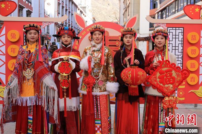 丹巴美女送祝福，迎新年?！±钣腊?攝