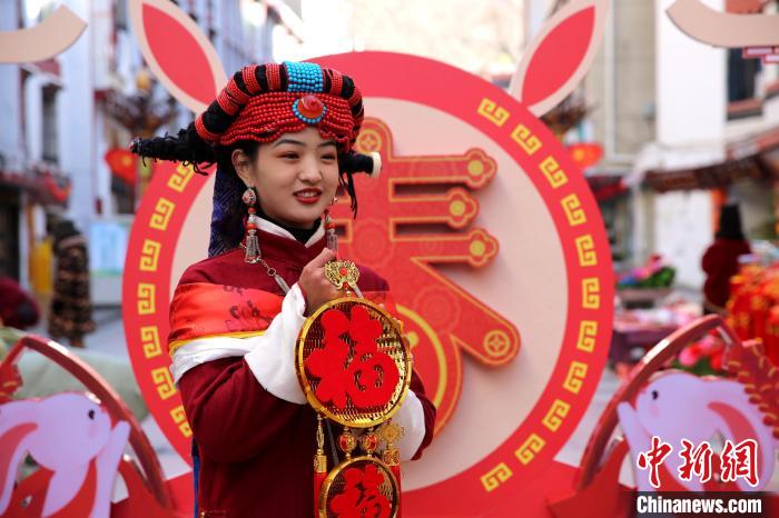 身著嘉絨藏族服飾的丹巴女孩送祝福?！〖o 攝
