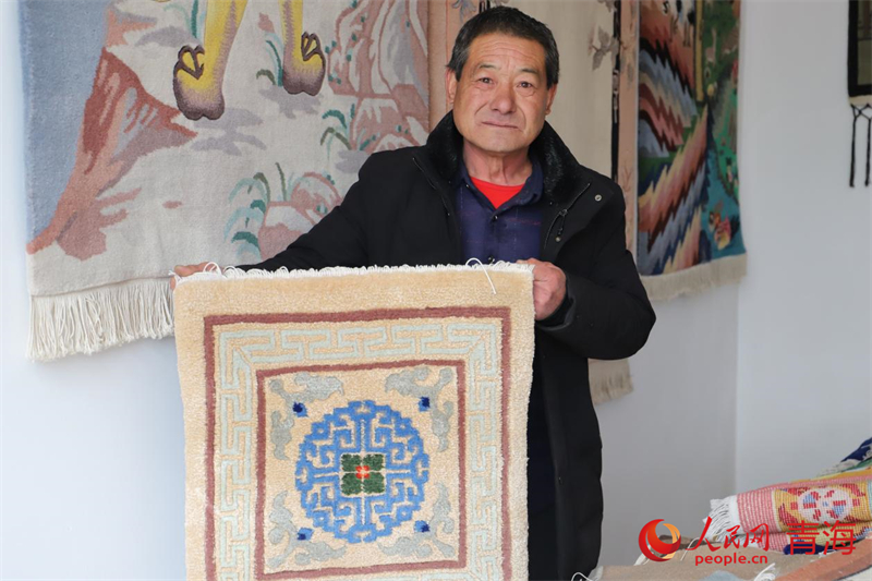 楊永良展示作品。人民網(wǎng) 況玉攝