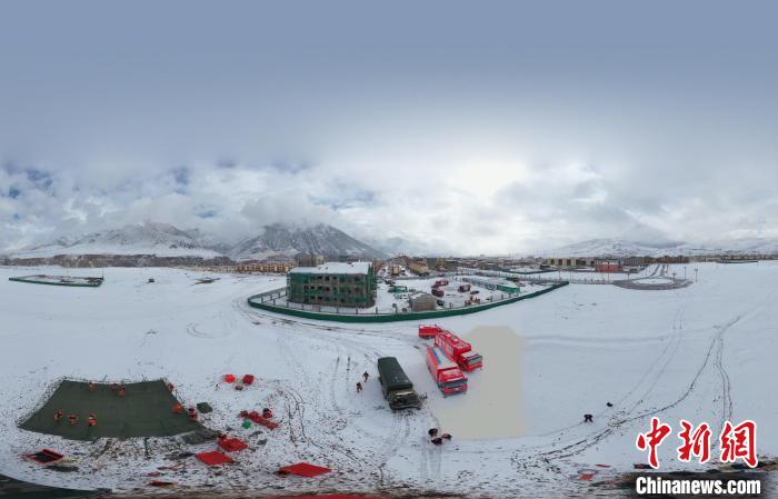 圖為地震實(shí)戰(zhàn)演練現(xiàn)場全景?！∮駱湎拦﹫D