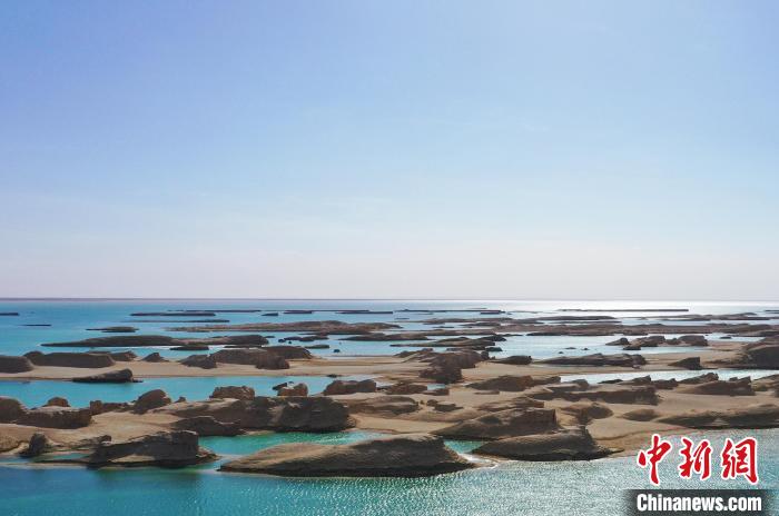 航拍青海大柴旦烏素特水上雅丹奇特景觀?！●R銘言 攝