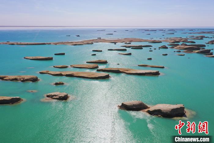 航拍青海大柴旦烏素特水上雅丹奇特景觀?！●R銘言 攝