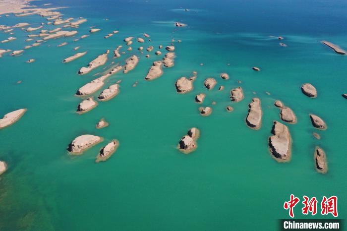 航拍青海大柴旦烏素特水上雅丹奇特景觀?！●R銘言 攝